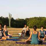Per l'occasione ci uniamo alla lezione che sta per cominciare. Partiamo con la posizione pi� classica, rimanendo cio� seduti con le gambe incrociate e le braccia larghe poggiate sulle ginocchia